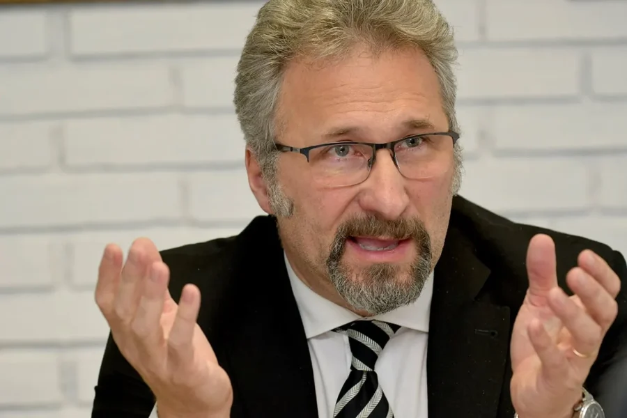 El juez Pablo Quirós suspendió la resolución firmada por Luis Caputo.