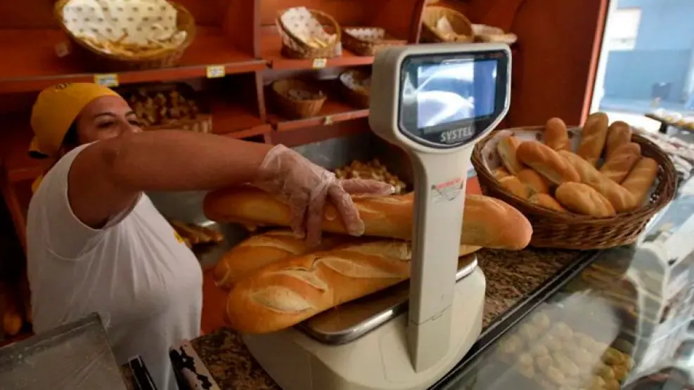 Muchas panaderías venden productos del día anterior a mitad de precio para evitar pérdidas. Muchas panaderías venden productos del día anterior a mitad de precio para evitar pérdidas.