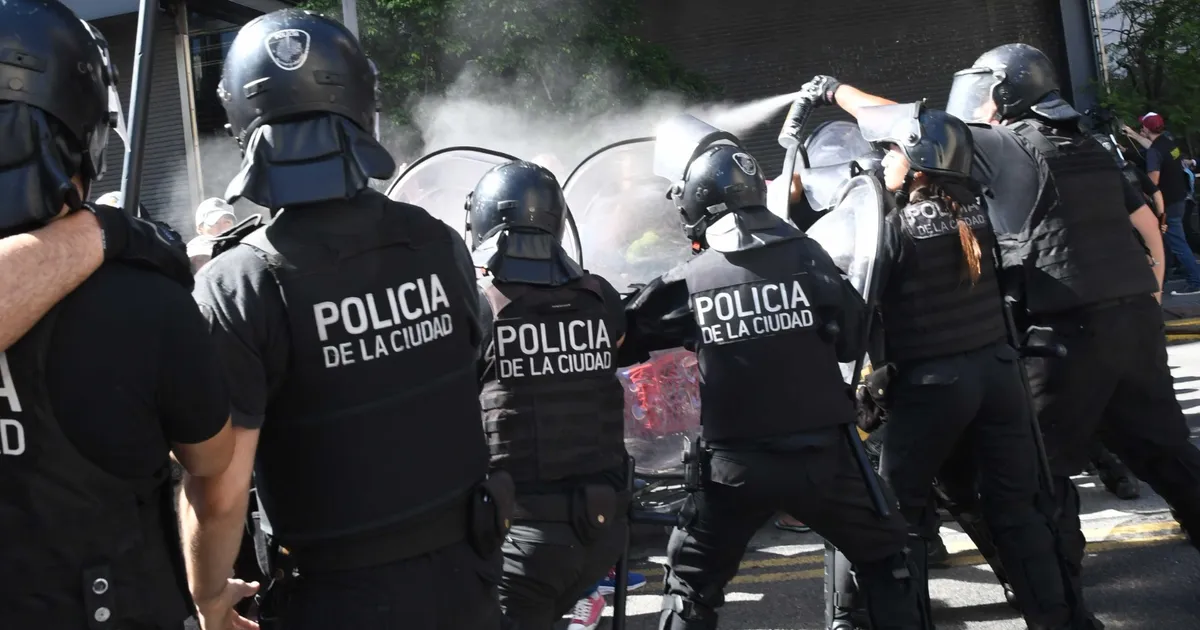 Uso de gas pimienta para dispersar a quienes cortaban la avenida.