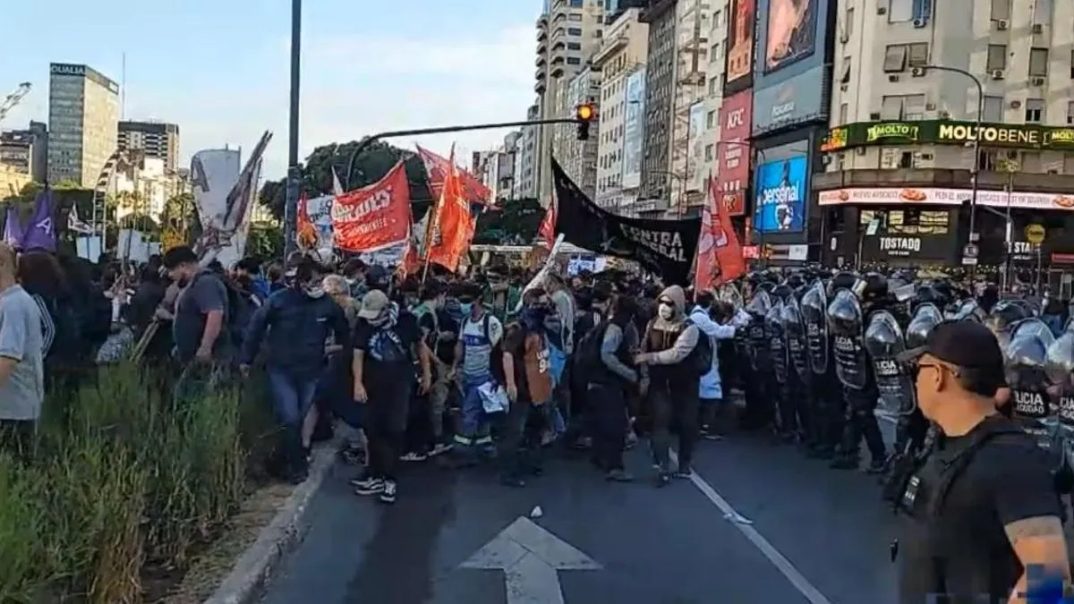 Manifestantes se concentraron en el centro porteño durante el debate de la Reforma laboral.