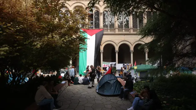 Estudiantes en Barcelona se concentran frente a la Universidad para exigir el fin de la ofensiva sobre Gaza.