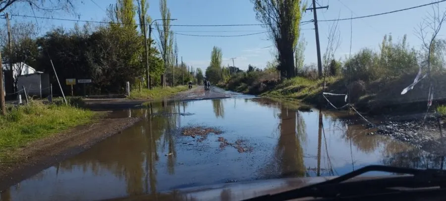 El agua generó una laguna en calle Lassa