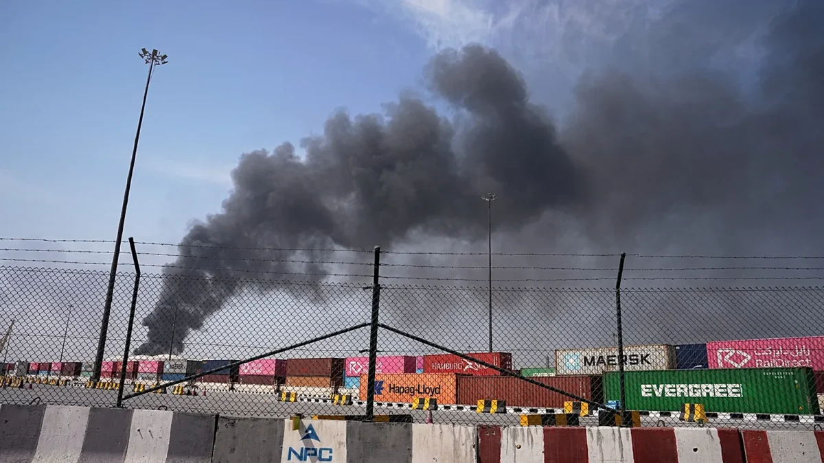 Columna de humo en la refinería de Ras Tanura tras el impacto de drones. Columna de humo en la refinería de Ras Tanura tras el impacto de drones.