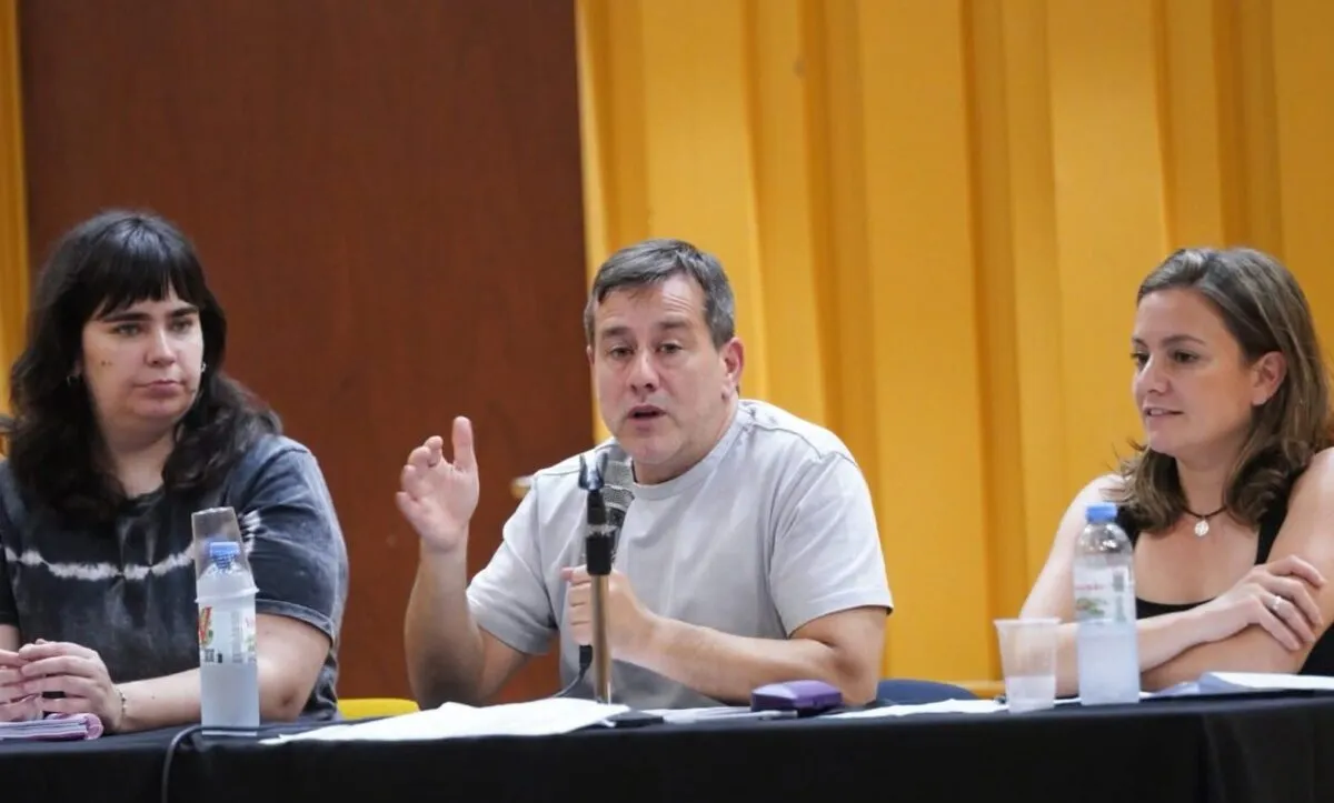 El peronismo presentó un dictamen de minoría con una propuesta alternativa. El peronismo presentó un dictamen de minoría con una propuesta alternativa.