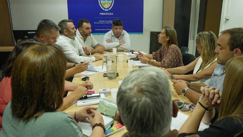 Paritarias del SUTE: representantes del sindicato y el Gobierno provincial durante la reunión.