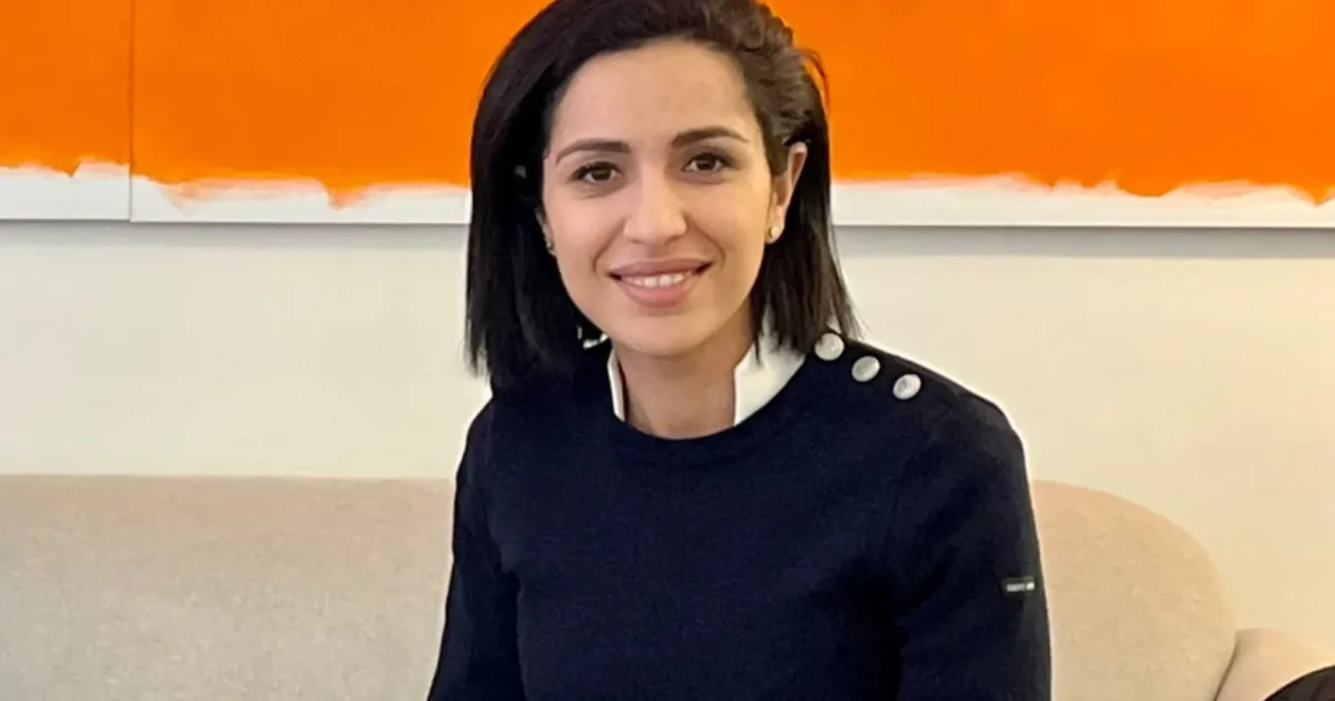 Sarah El Haïry denunció el impacto real de los contenidos artificiales