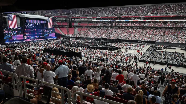 Miles de personas llenaron el State Farm Stadium para despedir al activista conservador.