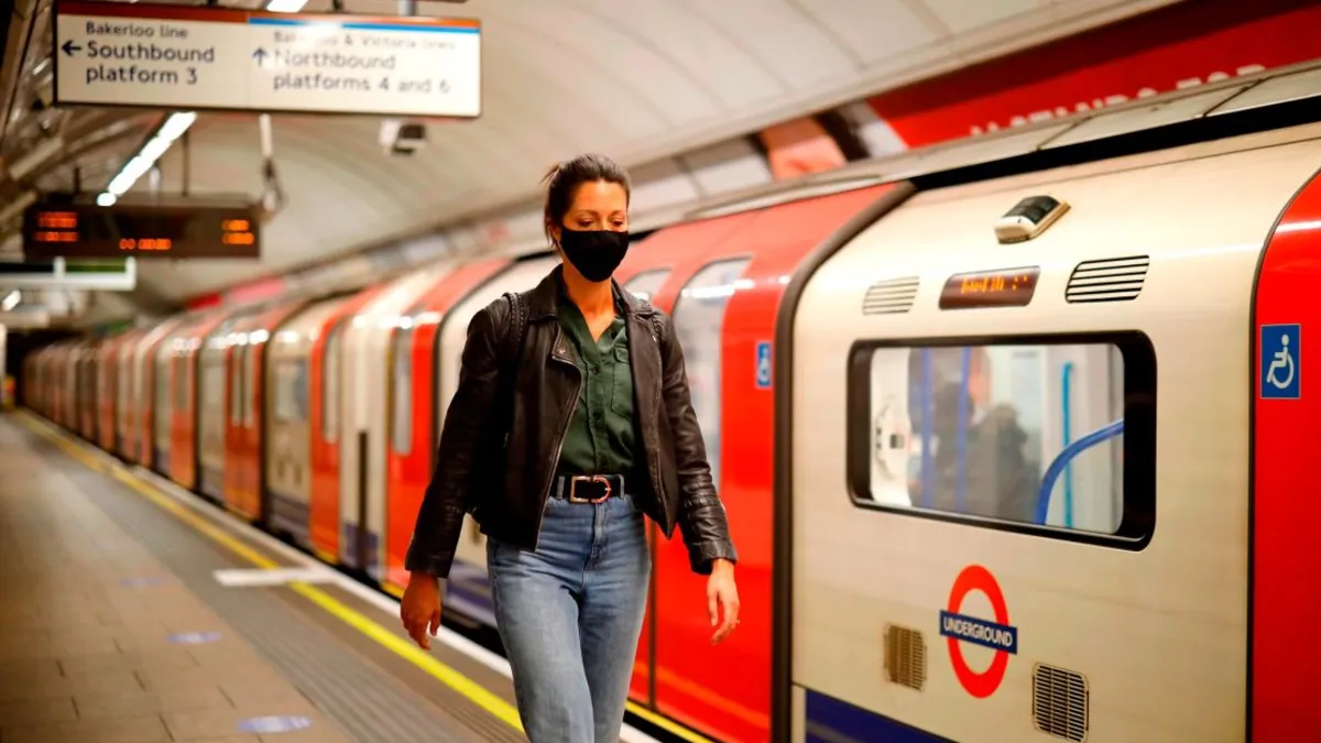 Ciudadanos usando barbijo tras las nuevas recomendaciones del gobierno. Ciudadanos usando barbijo tras las nuevas recomendaciones del gobierno.