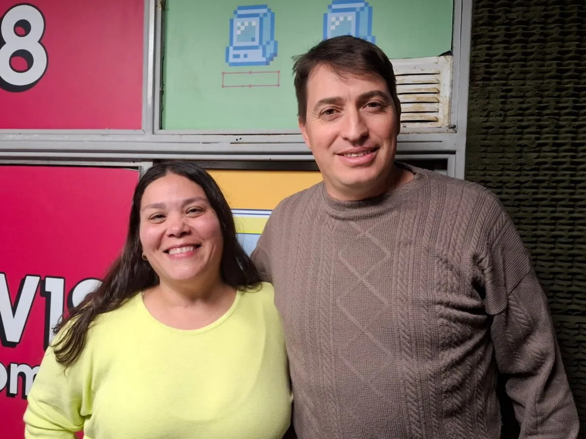 Arturo Ratto, responsable del Sedronar en San Rafael, y Susana Pérez, integrante de La Noche de la Caridad, durante la entrevista en LV18 sobre la situación de las personas en situación de calle en la ciudad