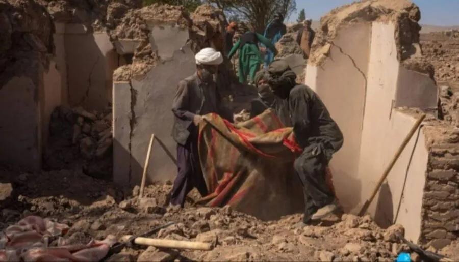 Terremoto en Afganistán Hasta ahora son 800 los muertos tras el terremoto.