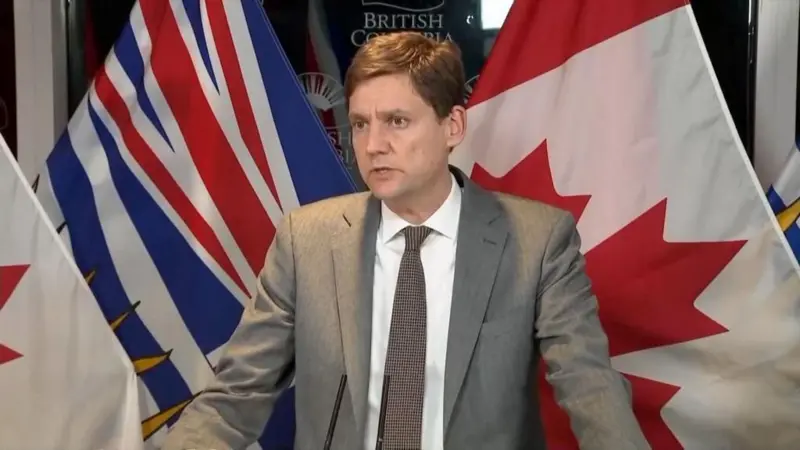 Autoridades brindan detalles en conferencia de prensa sobre el tiroteo en una escuela en el oeste de Canadá.