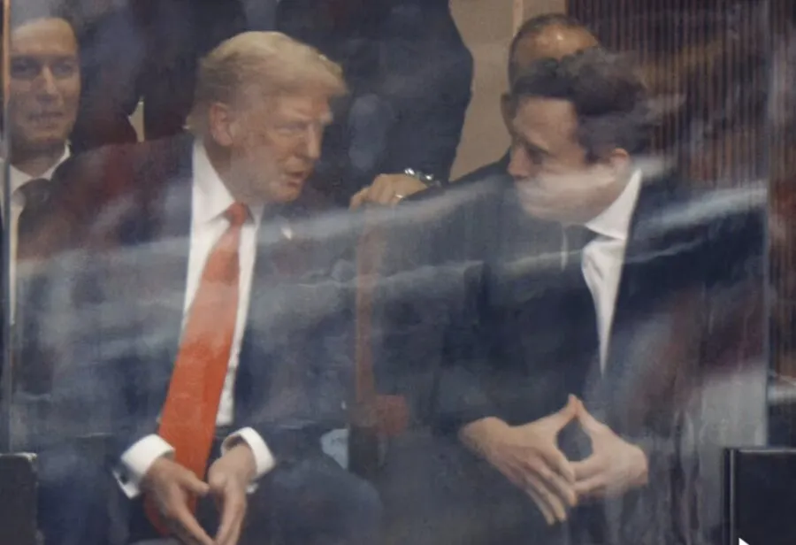Donald Trump y Elon Musk se reencontraron en el homenaje y compartieron un saludo público.