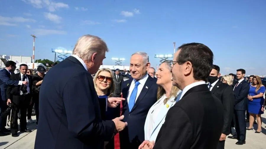 Donald Trump es recibido por Benjamín Netanyahu en el aeropuerto Ben Gurión de Tel Aviv. Donald Trump es recibido por Benjamín Netanyahu en el aeropuerto Ben Gurión de Tel Aviv.