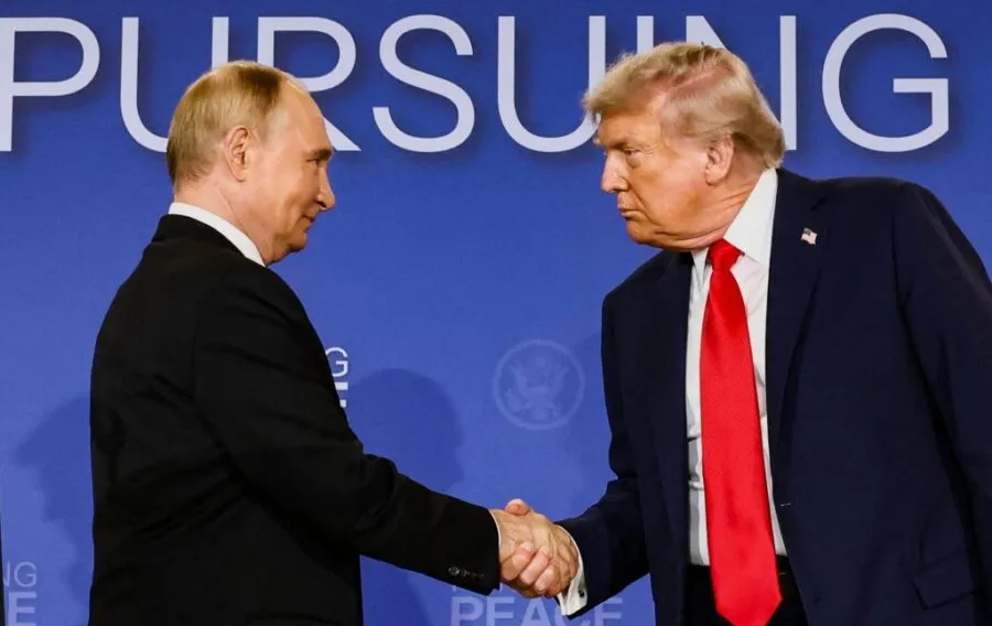 Trump y Putin estrechan sus manos