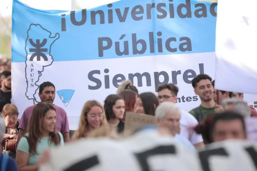 Manifestantes reunidos en la rotonda de la Bandera en San Rafael al inicio de la marcha.