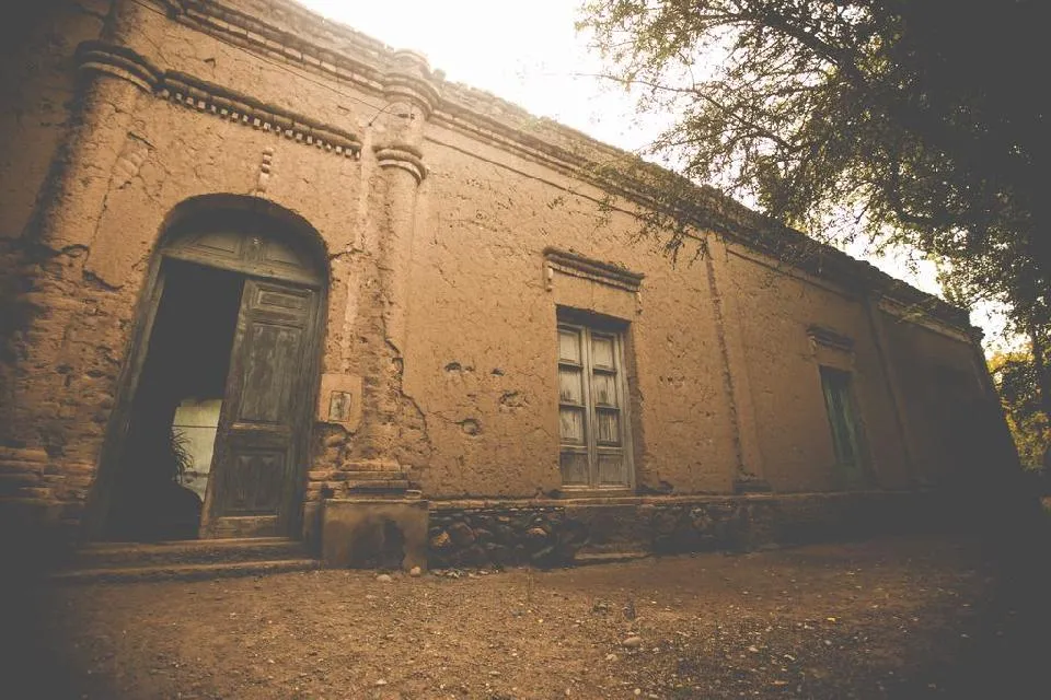 Las calles históricas y las fachadas de adobe son parte de la identidad única de la Villa.