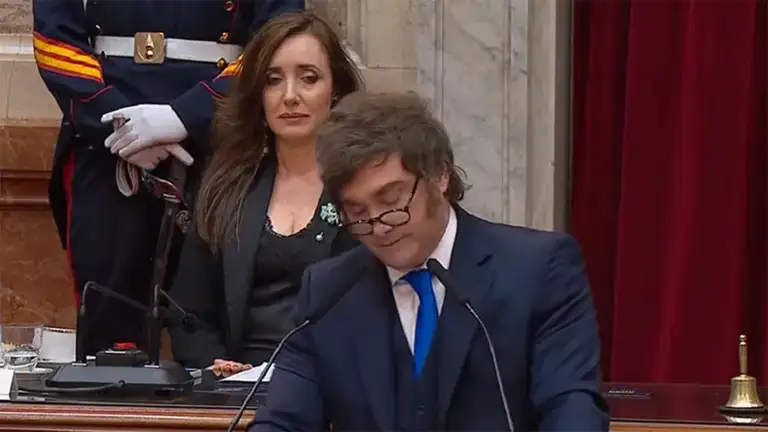 La Vicepresidenta siguió la exposición con gestos de distancia y sin aplaudir.