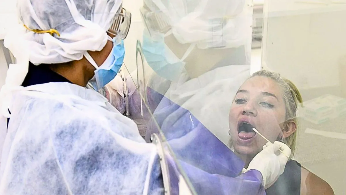 Personal sanitario del NHS en un hospital británico durante la atención de casos de gripe H3N2. Personal sanitario del NHS en un hospital británico durante la atención de casos de gripe H3N2.