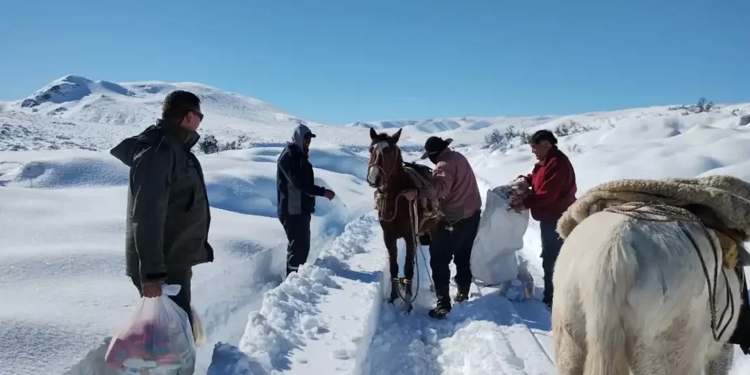 El Municipio, gendarmería y el ejército, siguen ayudando a la gente aislada por la nieve
