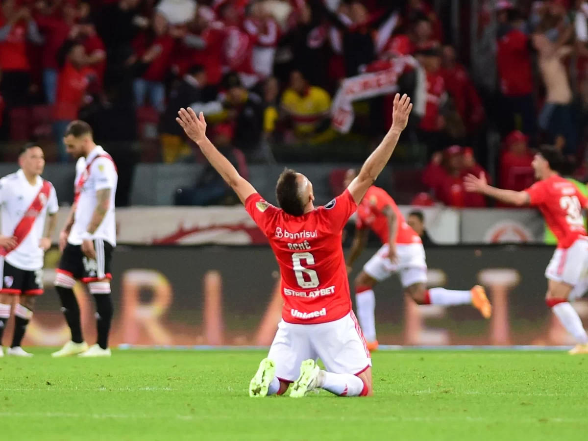River 1 René con los brazos abiertos festeja el segundo gol.
