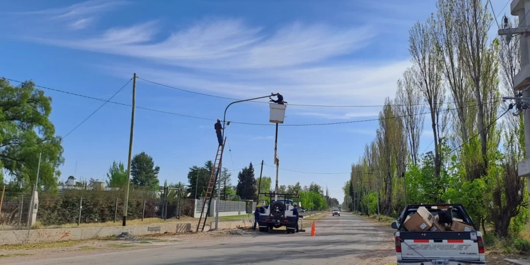 Se instalan más de 50 nuevas luces Led en otro tramo de la Avenida Rawson