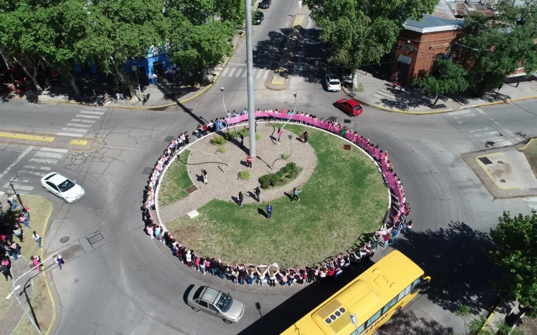 Octubre Rosa en San Rafael: lazo viviente y concientización sobre el cáncer de mama