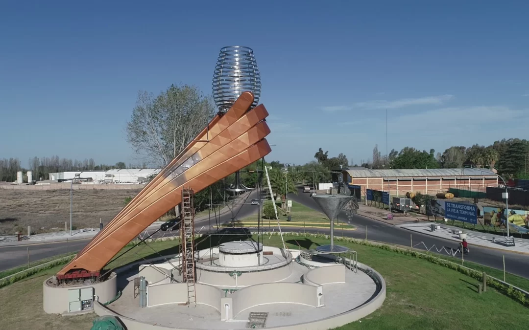 La nueva copa de 15 metros de altura ya engalana el ingreso del acceso Este de San Rafael