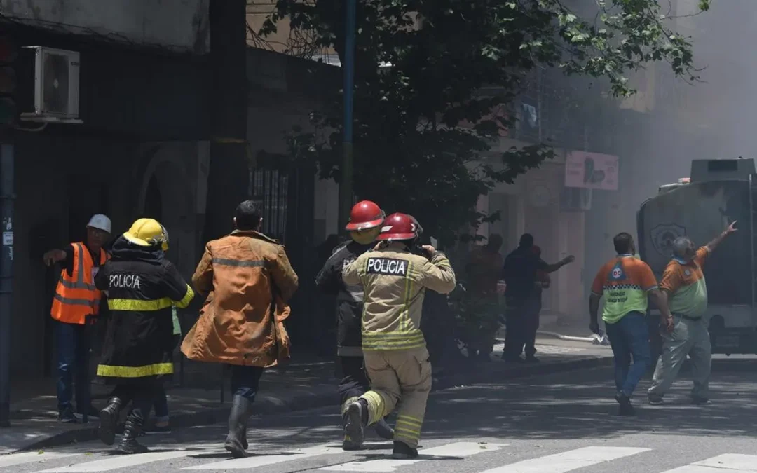 Tucumán: seis bomberos resultaron heridos en un incendio dentro de un mercado