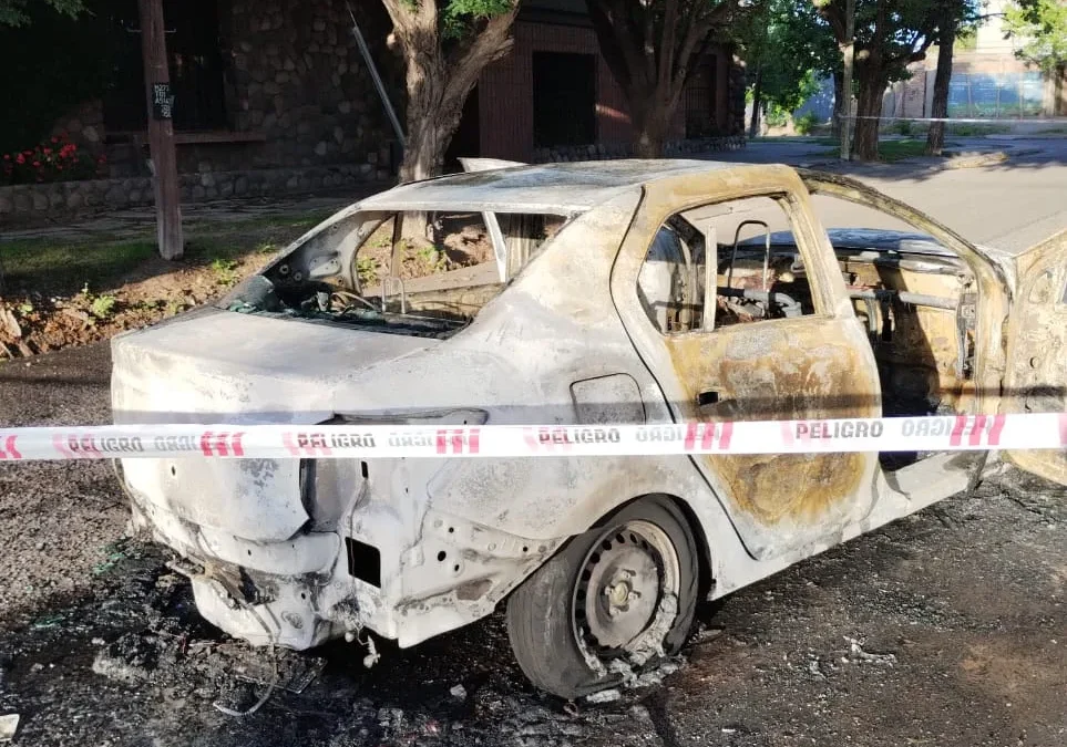 Un taxi sufrió daños totales luego de incendiarse