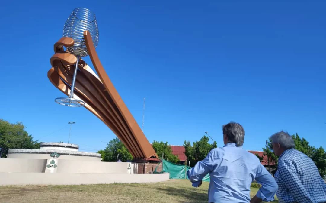 Emir Félix visitó la nueva copa de la rotonda Este en la previa de su inauguración