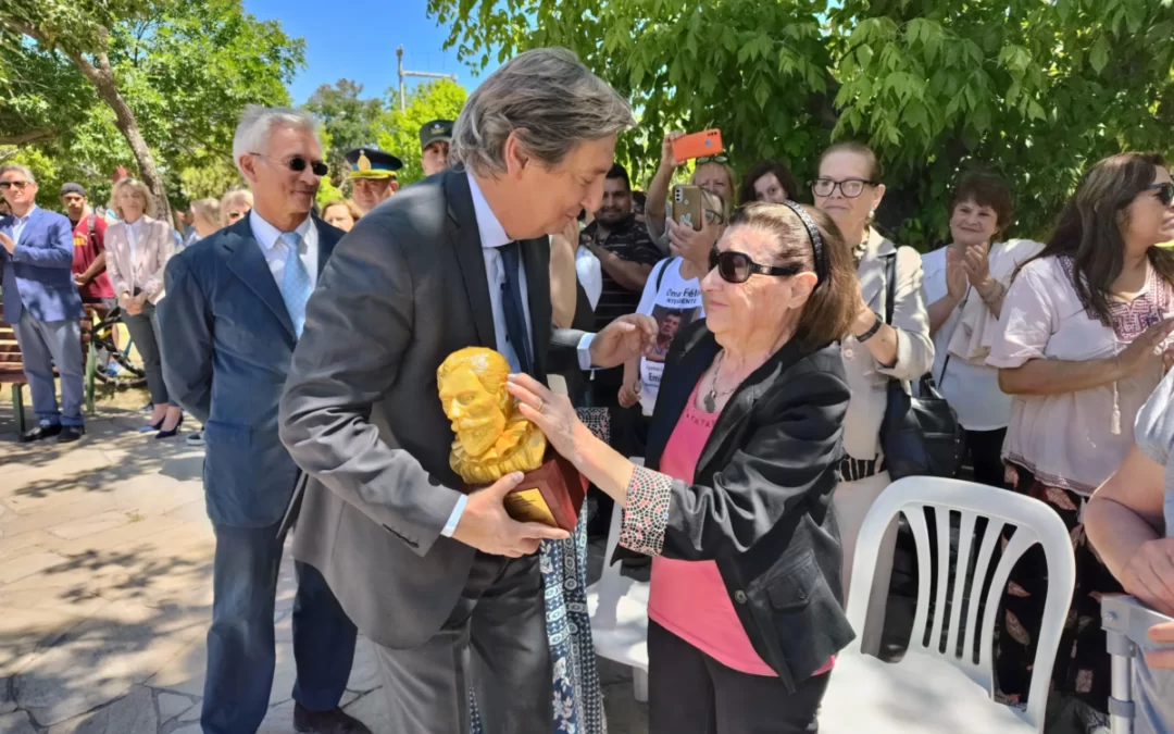 Por su labor y aporte al desarrollo de San Rafael, Emir Félix recibió el premio Cervantes