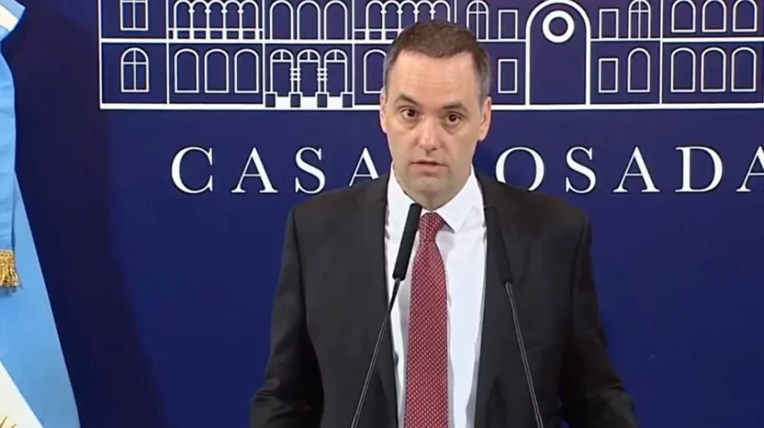 Manuel Adorni, contra las cuerdas: piden su destitución y crece la presión judicial