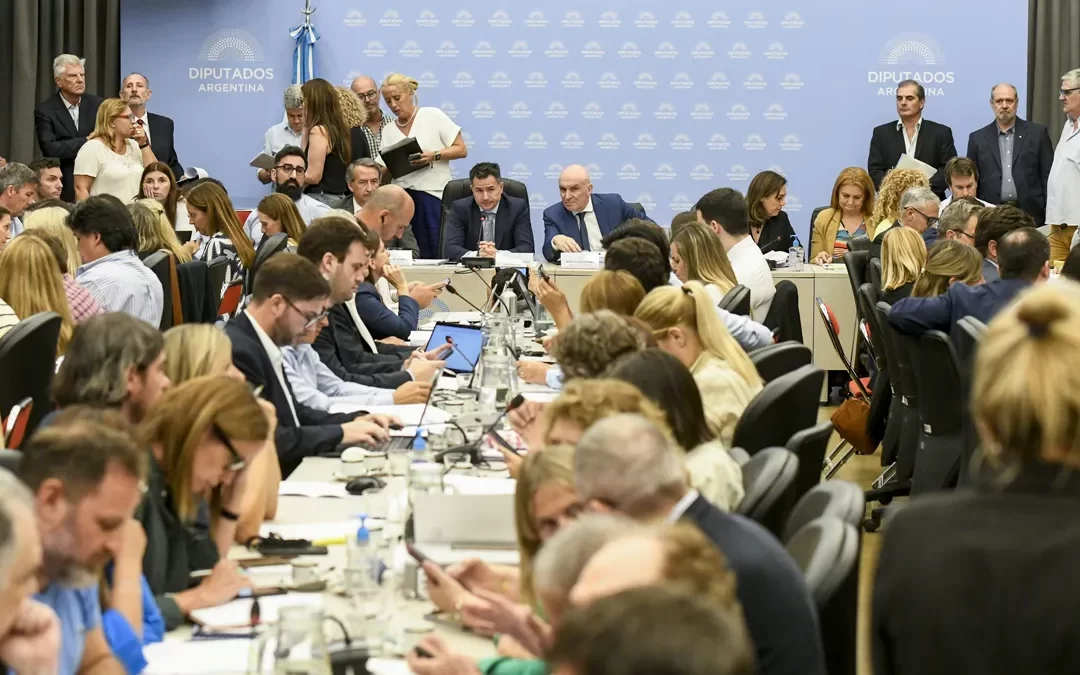 Para evitar una derrota, el Gobierno postergó la sesión para tratar la ley ómnibus en Diputados