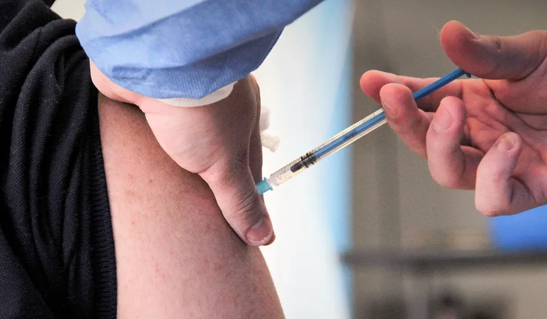 Salud recomendó reforzar la vacunación contra el coronavirus ante el aumento de casos
