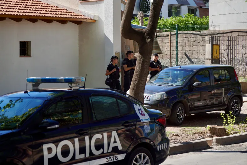La policía mató a un hombre en un allanamiento en Godoy Cruz