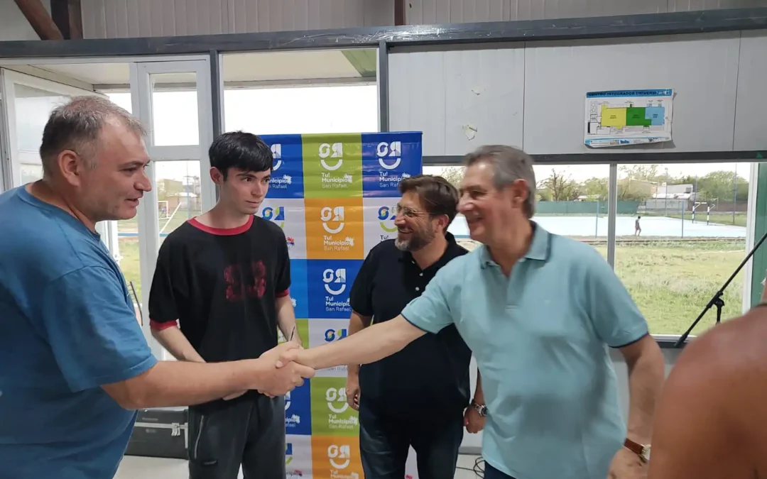 Félix encabezo entrega de maquinas y herramientas a sanrafaelinos emprendedores