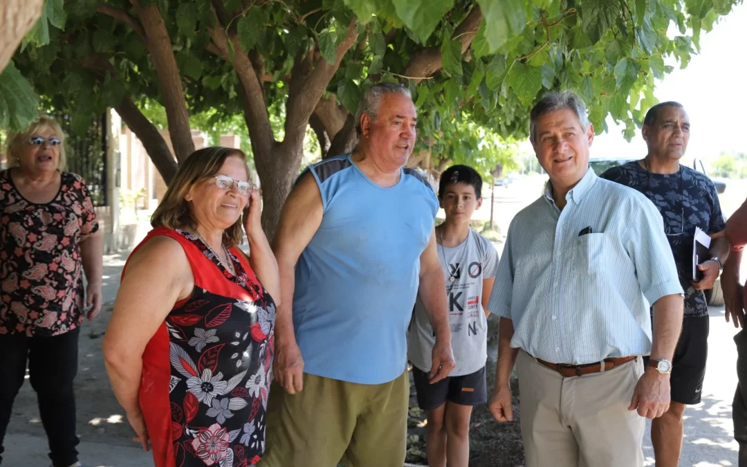 Omar Félix y los vecinos celebraron el inicio del asfalto en el barrio Los Olivos de Cuadro Nacional