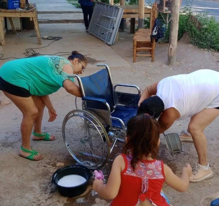El Municipio y la cooperativa  madres cocinando reparan sillas de ruedas y camas ortopédicas