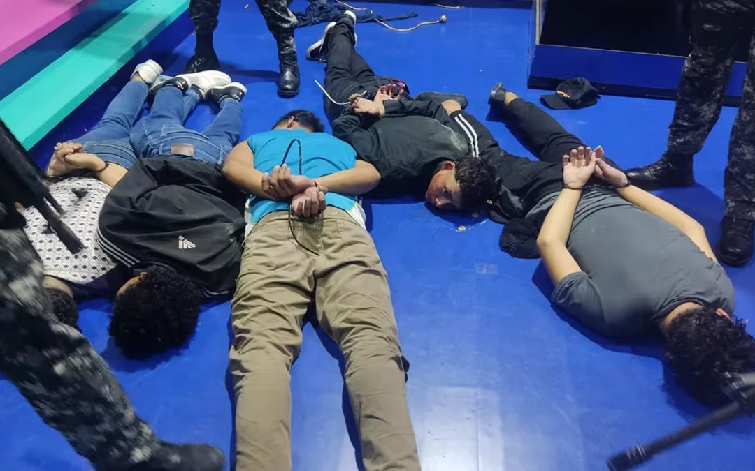 Delincuentes toman en vivo las instalaciones de un canal de Ecuador