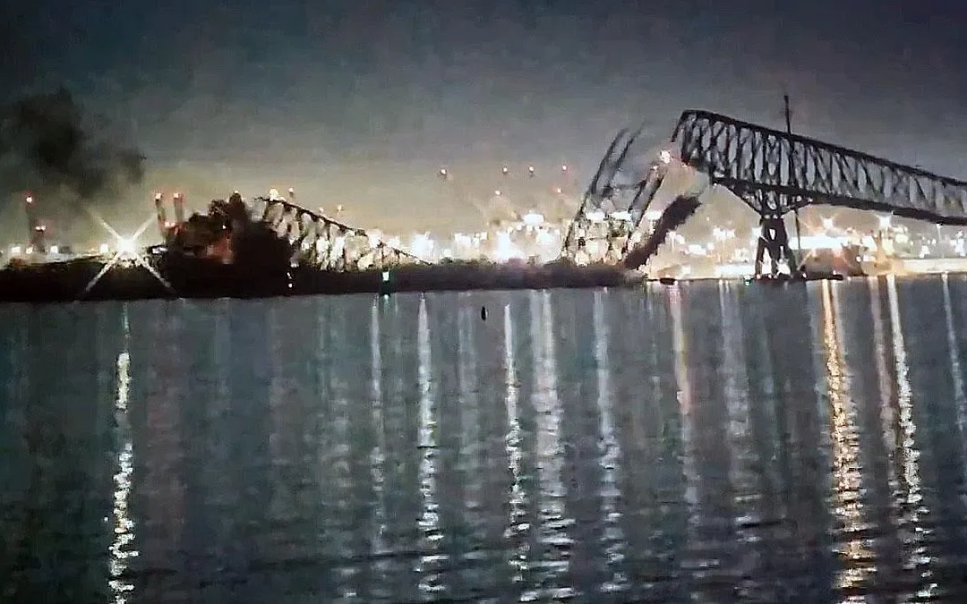 Un barco impactó contra el puente Francis Scott Key que se desplomó en Baltimore: buscan al menos a siete desaparecidos en el agua
