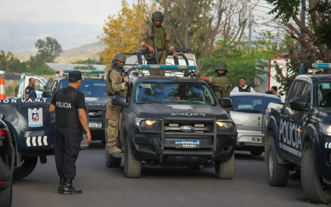 Así la Policía “reventó” el oeste de Godoy Cruz, mirá las imágenes