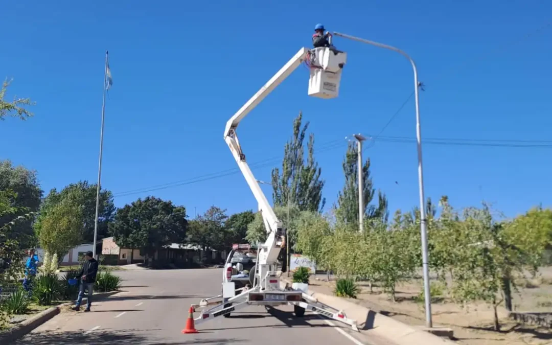 El Nihuil avanza: decenas de luces led en el pueblo, la costanera y la nueva plaza en su recta final.