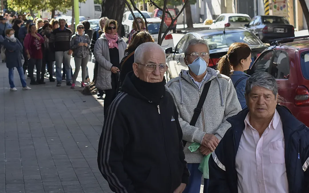 Más ajuste a los jubilados: recién en julio los aumentos estarán atados la inflación