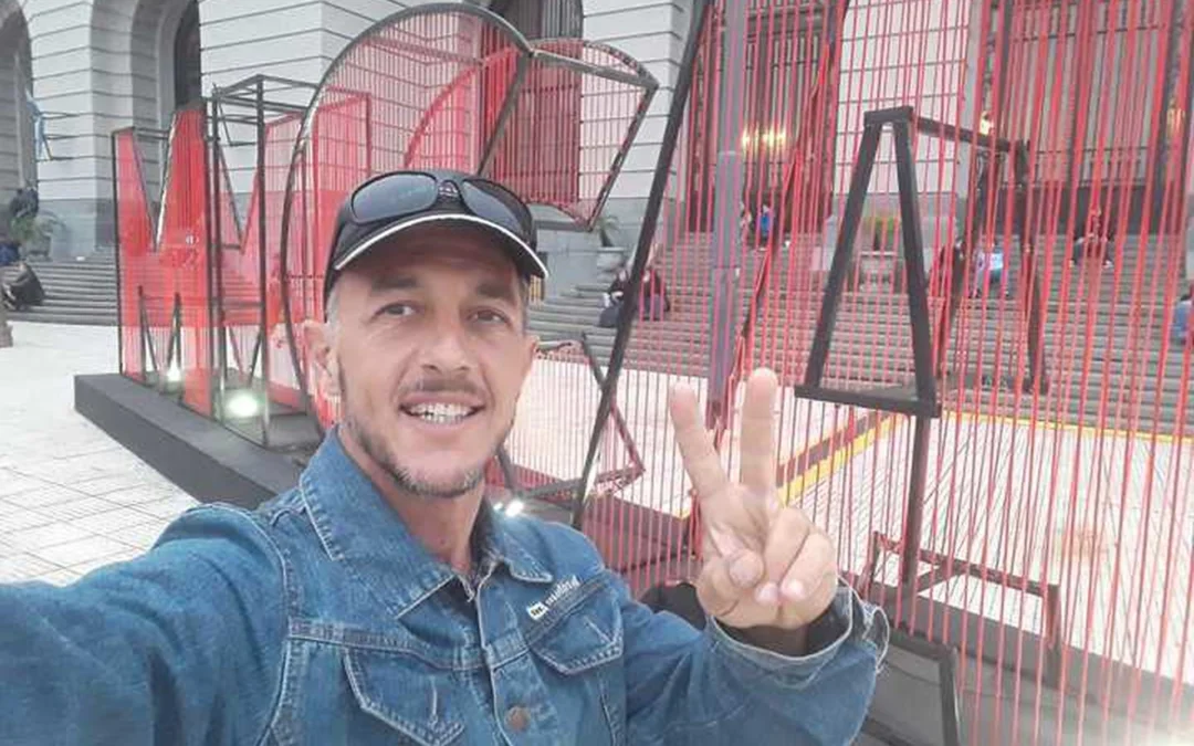 Tres años y medio de cárcel para el hombre que le arrojó un botellazo a Milei