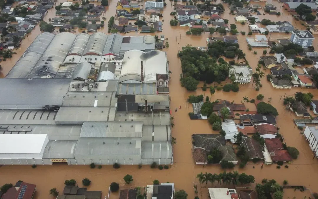 Al menos 78 muertos y 115.000 desalojados en Brasil por las inundaciones