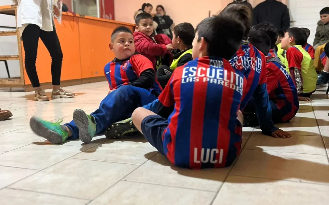 Niños de clubes se asesoran en nutrición y prevención de lesiones gracias a un proyecto de la representante de ciudad