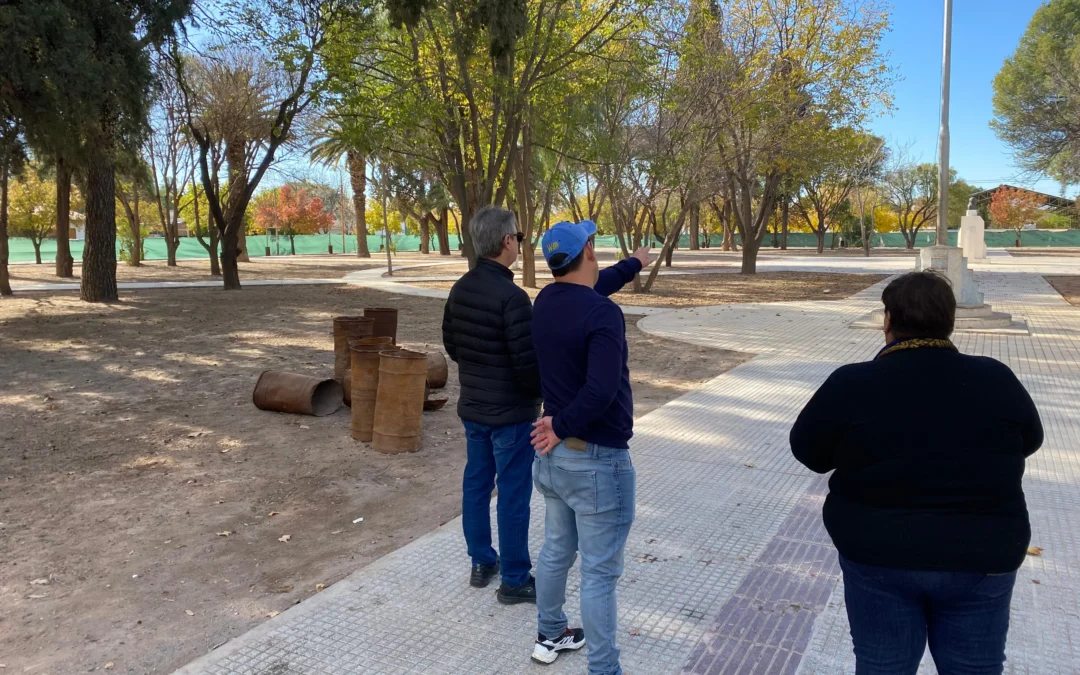 Omar Félix visitó la obra de la plaza y el parque infantil de Villa Atuel que avanzan hacia su inauguración