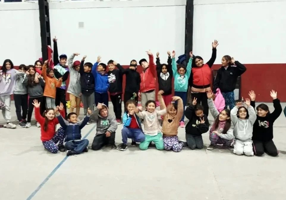Los chicos de El Sosneado hacen deporte y recreación a resguardo del frio en su polideportivo