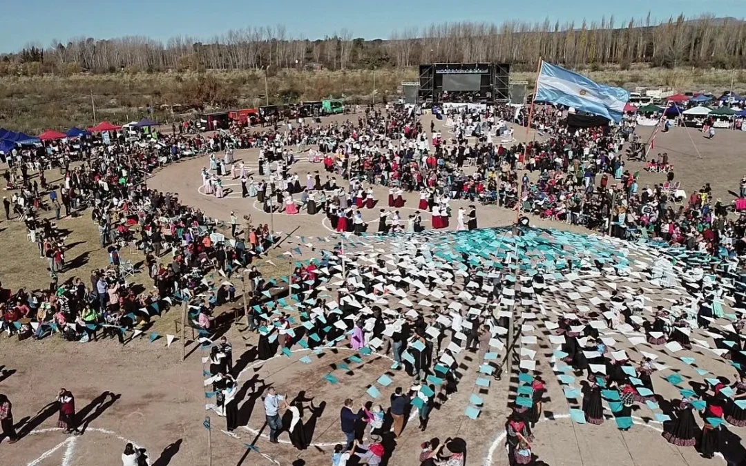Volvió el pericón más grande de todos y más de 700 parejas bailaron en la Villa 25 de Mayo