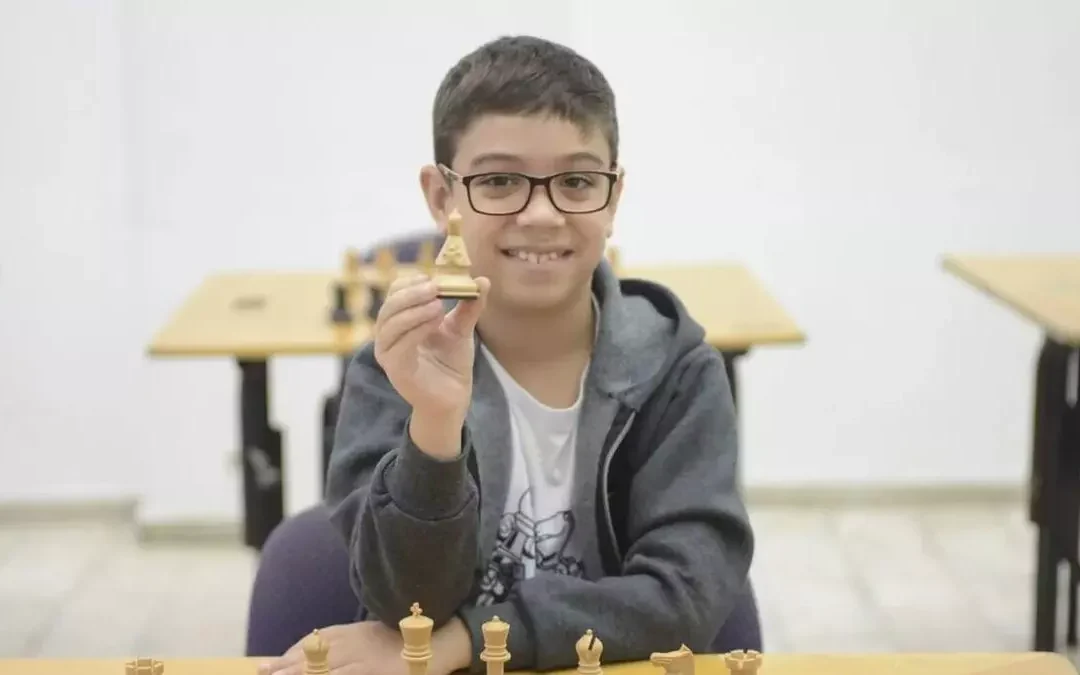 Faustino Oro, de diez años, se convirtió en el Maestro Internacional de ajedrez más joven de la historia 